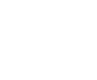 Deux pièces de puzzle blanches assemblées, avec une troisième pièce séparée prête à se connecter. Symbole d'intégration ou de solution.