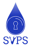 Logo bleu SVPS : une goutte d'eau stylisée avec un trou de serrure et un cercle incomplet, le 'V' de SVPS est une clé à molette.